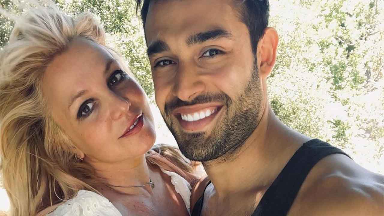 Britney Spears announces engagement, takes social media break