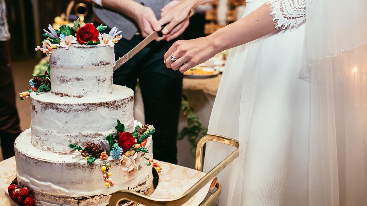 Bride asks guest to pay for second piece of wedding cake