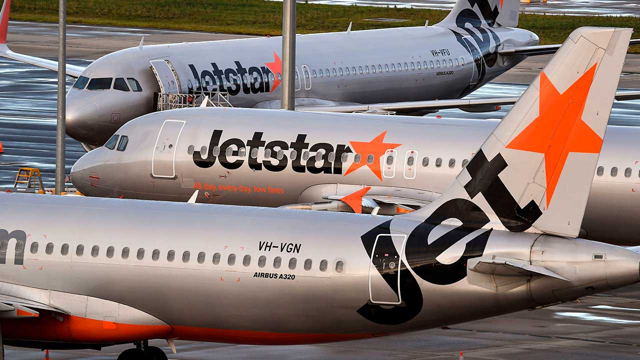 “I'm No.1 in this town!”: Nightmare Jetstar passenger restrained and arrested