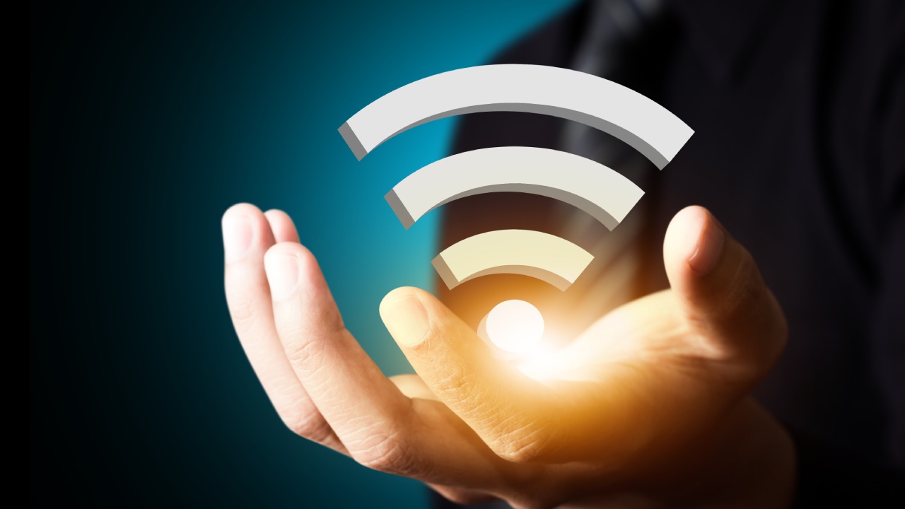 How do Wi-Fi and hotspots work?