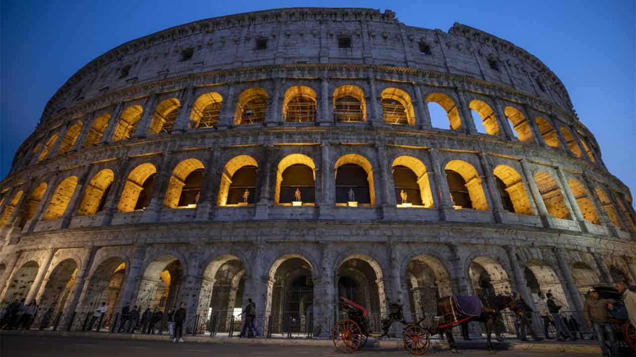 Tourists fined for “just having a beer” in Colosseum