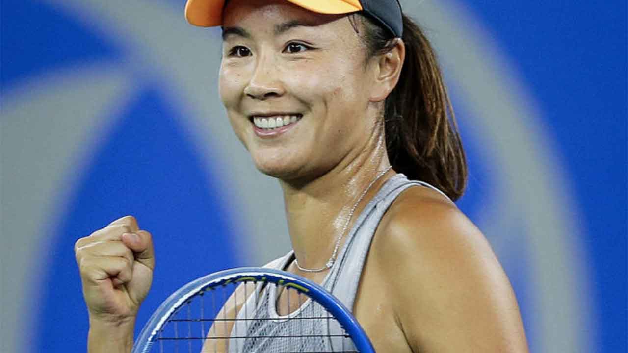 Missing tennis star makes public appearance