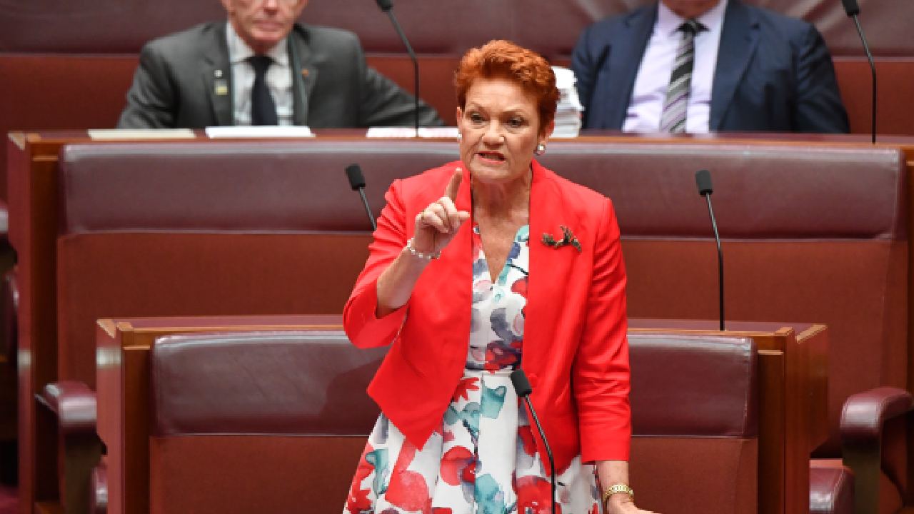 Pauline Hanson calls PM "weak" while moving to ban vaccine mandates