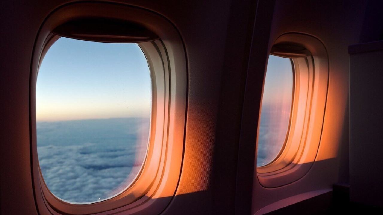 Why there is a tiny hole in your airplane window