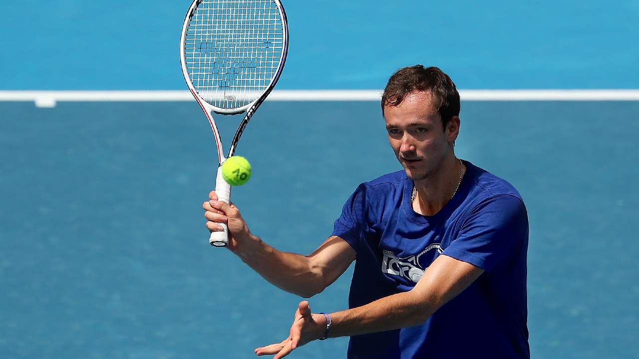 "Low IQ": Medvedev beats Kyrgios then takes a swipe at unruly crowd