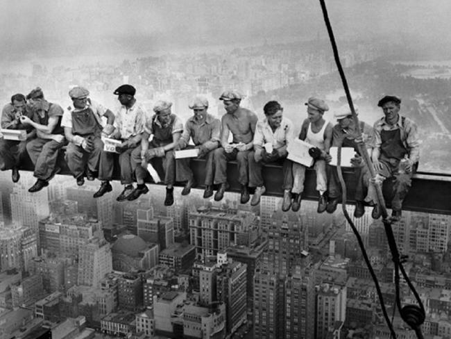 construction-workers-used-to-build-skyscrapers-without-harnesses